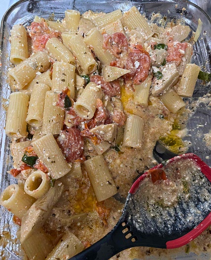 Oven baked pasta with Feta and tomatoes 