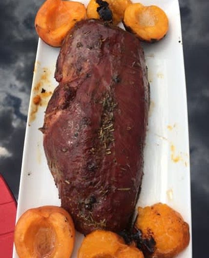 Magret de canard rôti fumé et abricot rôti