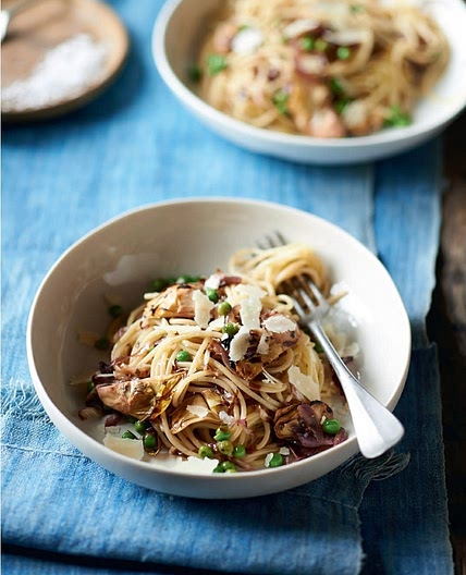 SPAGHETTI WITH ARTICHOKES, RADICCHIO, PEAS AND WHITE WINE (Spaghetti ai Carciofi, Radicchio, Piselli e Vino Bianco)