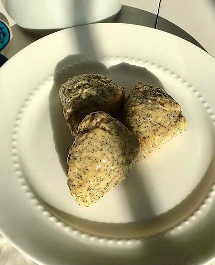 Soft and Flakey Lemon Poppyseed Scones