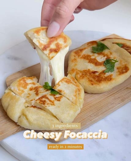 Cheesy focaccia 3 ingredienti, pronte in 5 minuti 🥯 Seguimi su ✨ Lascia un like ♥️ ed un commento 💭 per sostenere la mia pagina INGREDIENTI Per l’impasto: • 275 patate cotte • 200gr farina 0 • 30gr di parmigiano Per il ripieno: • Mozzarella light Per la 