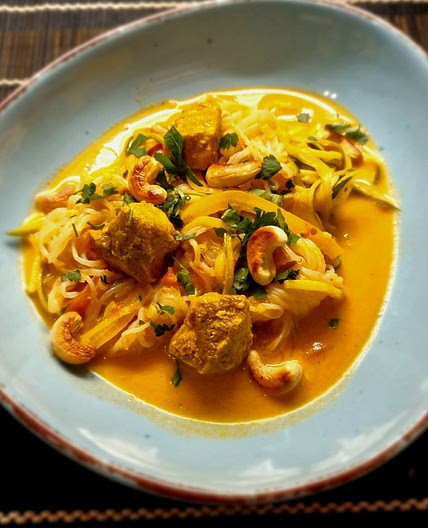 Shirataki-Nudeln mit Tomaten-Kokos Soße mit Curryschnitzelchen