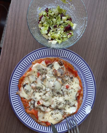 Pizza casera con ensalada