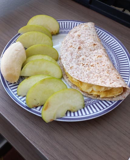 Tortilla con huevo y fruta al gusto