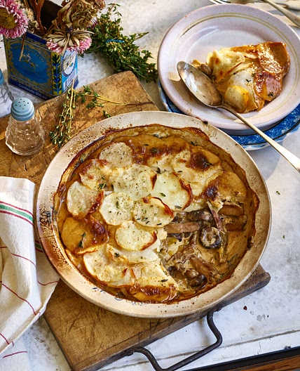 1 POT CREAMY SHROOM POTATO PIE - Avant-Garde Vegan