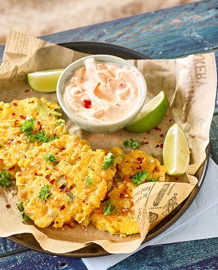 Cheesy Maispuffer mit Paprika-Dip