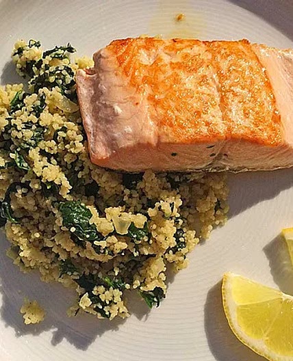 Lachs auf Spinat-Couscous