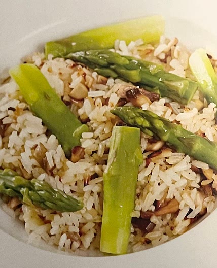 Rice with mushrooms and steamed asparagus