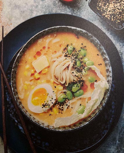 Spicy misoramen med ägg och sojabönor 