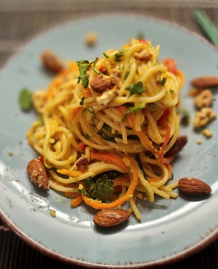 Asia-Spaghetti mit Rühreistreifen