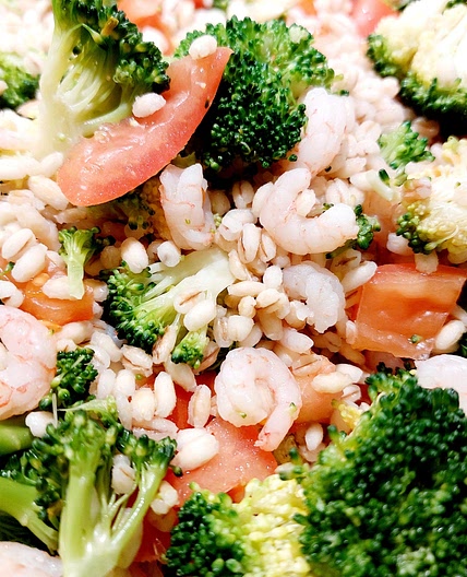 Barley salad - Broccoli, tomato and shrimps