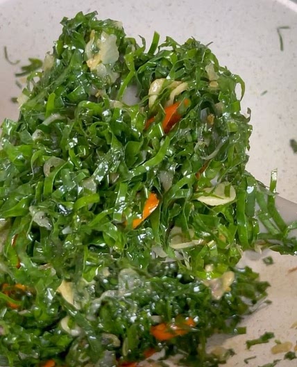 TUMIS DAUN KUNYIT