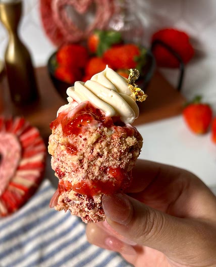 Cheesecake Stuffed Strawberry (Strawberry Crunch✨)