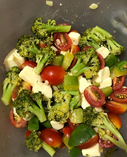 ensalada de brócoli, tomate cherry, zapallito y queso🥗