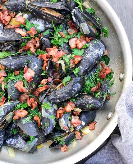 Easy Mussels Recipe with Leeks and Bacon