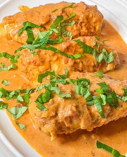 Creamy crockpot tomato Basil chicken 