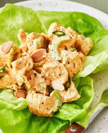 Keto kipsalade met spek en bearnaise