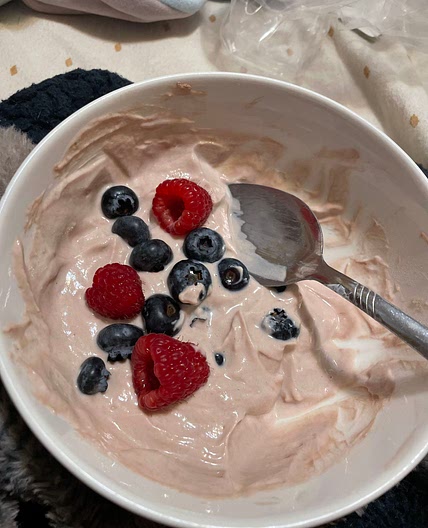 Protein yogurt & berries