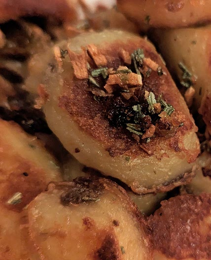 Rosemary garlic oven roasted potatoes