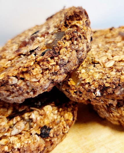 Energy bar - Banana, oatmeal, muesli, date paste, dried mango and pineapple