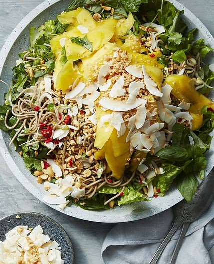 Nudelsallad med mango och cashewnötter