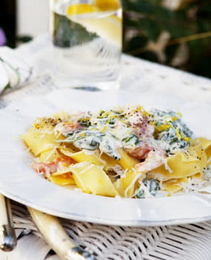 Pasta med kallrökt lax, färskost och spenat