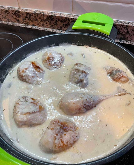 Muslos de pollo con champiñones y queso