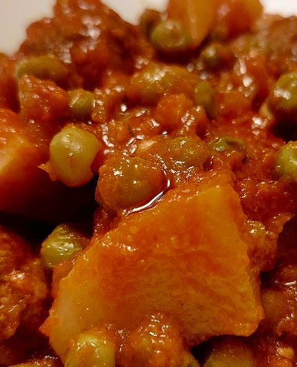 Meatballs with peas and potatoes