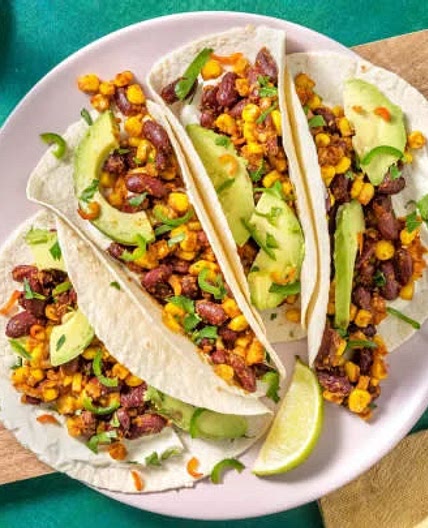Tortillas mit Bohnen-Mais-Füllung aus dem Ofen