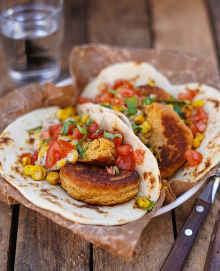 Kikärtsbiffar med majssås och tortillabröd