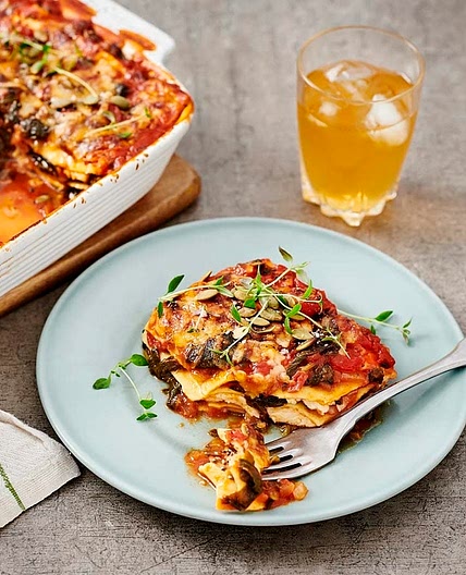 Lasagne med halloumi, spenat och pumpakärnor