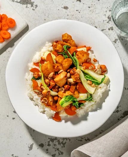 Kipfilethaasjes in zoete saus met knoflookrijst