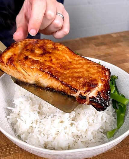 Miso Glazed Salmon 👌 5 ingredients, super easy to make and one y