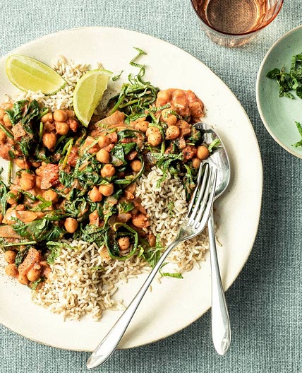 Kikkererwtencurry met pindakaas, spinazie en rijst