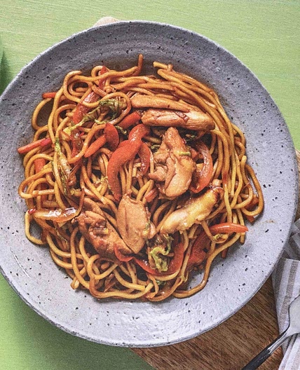 Nouilles au poulet assaisonné au légumes sautés 
