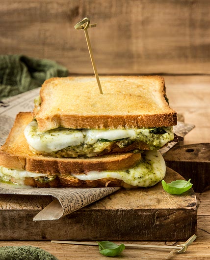 Croque-monsieur italien au pesto de basilic et mozzarella