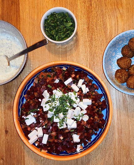 Falafel met mediterraanse bietjes, gepofte knoflook yoghurt en bulgur