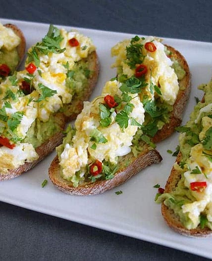 Tartine oeuf brouillé avocat tomate cerise