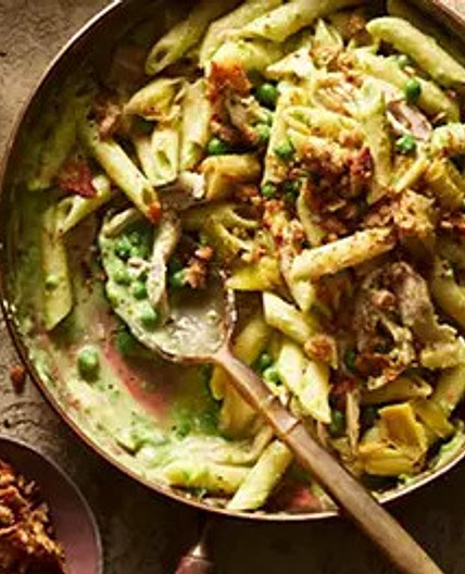 Cheesy leek, chicken & pea pasta with chicken crumbs