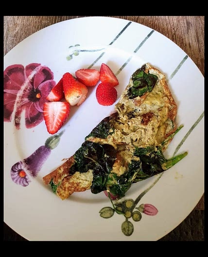 Egg white, spinach and pesto omlete with fruit