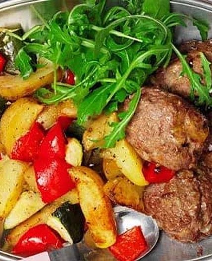 Cevapcici med rostad potatis och zucchini