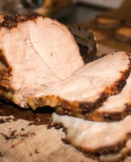 Tunn fläskkarré med brunsås, äppelmos och potatis