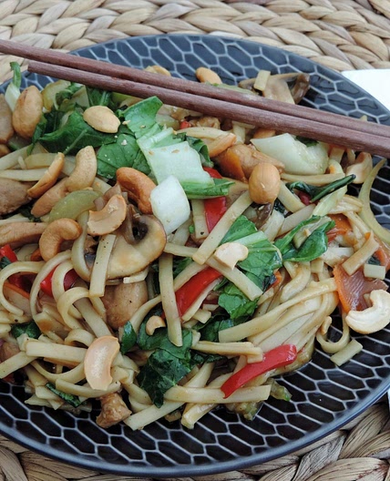 Ramen noodles with chicken, curry and cashews