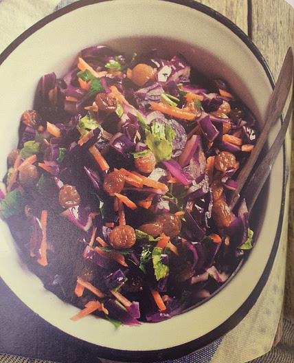 Rotkohlsalat mit Möhren und Rosinen