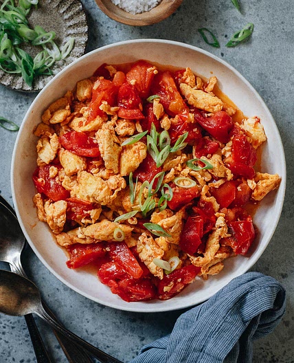 Classic stir-fried tomatoes and eggs (西红柿炒鸡蛋)