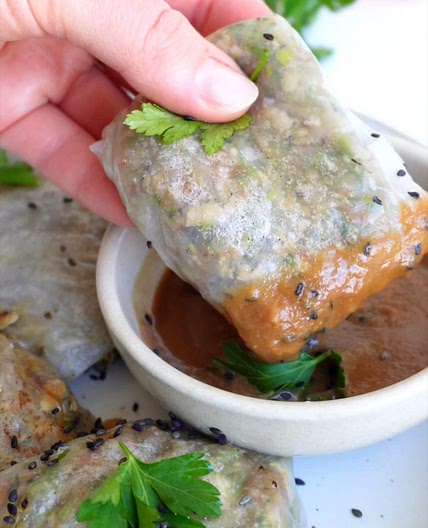 Einfache vegane Dumplings mit Erdnussdip
