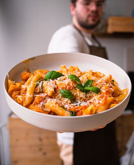 Spicy & Garlicy Cherry Tomato Pasta