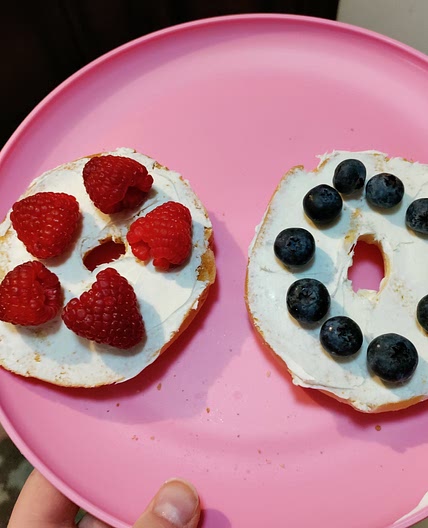 Berrie with cream cheese and bagel