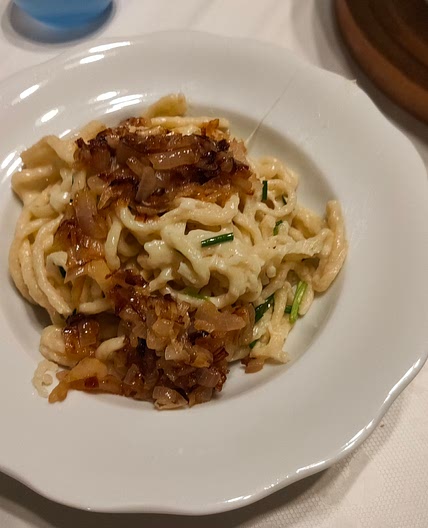 Käsespätzle mit Zwiebeln