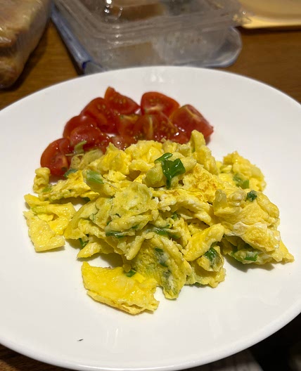 Scrambled eggs with tomatoes 
